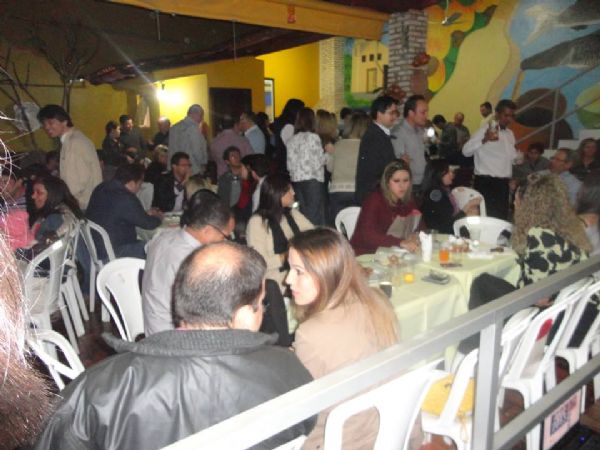 Mahon faz churrasco e rene mais de 150 advogados em noite fria de Cuiab
