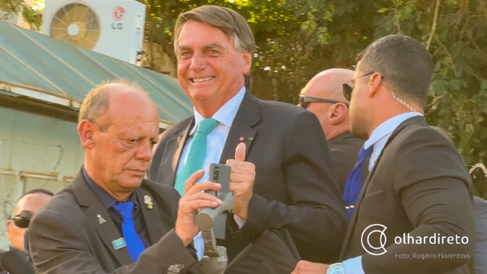 Bolsonaro nega propaganda antecipada e afirma que desfile em carro aberto faz parte do seu papel de agente público