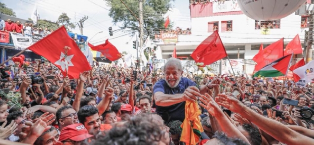 Aps quase 50h resistncia, ex-presidente Lula se entrega  PF