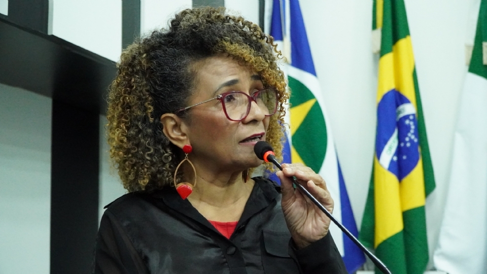 Justiça atende defesa e suspende processo de cassação contra vereadora Edna Sampaio