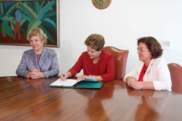 Acompanhada de Marta Suplicy e Ideli Salvatti, presidenta Dilma sanciona Vale-Cultura