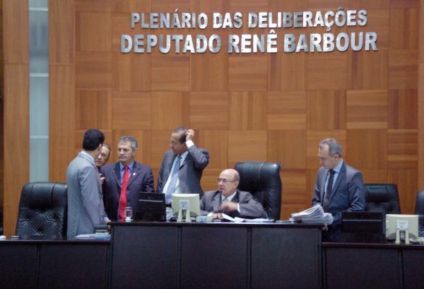 Judicirio no afasta Mesa Diretora da Assembleia, mas bloqueia mais de R$ 2 milhes de deputados