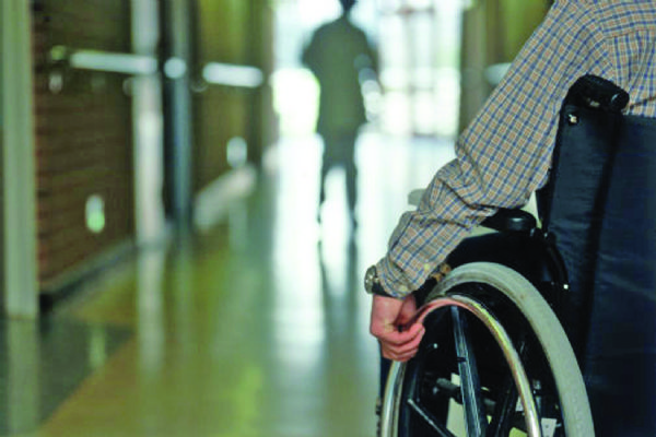 MPE ingressa com ao contra Estado para garantir cadeiras de rodas e de banho para crianas