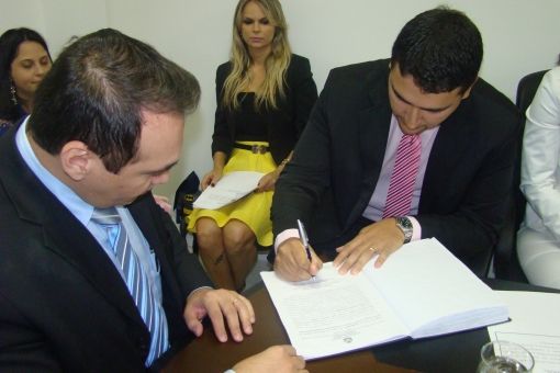 Novo defensor pblico rico da Silveira assina ato de posse junto ao Defensor Pblico-geral Djalma Sabo Mendes Jnior