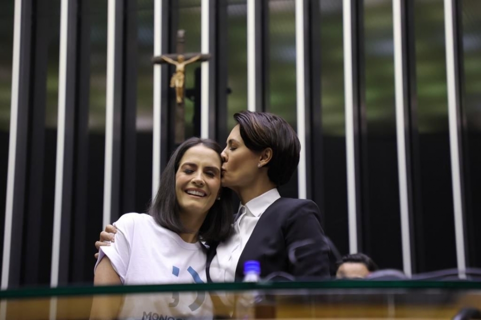 Magistrada multa Amália Barros por derrame de santinhos no dia da eleição