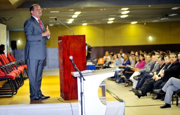 Gilmar Mendes, ex-presidente do STF, cita o exemplo da judicializao da sade, como impacto direto na vida do cidado