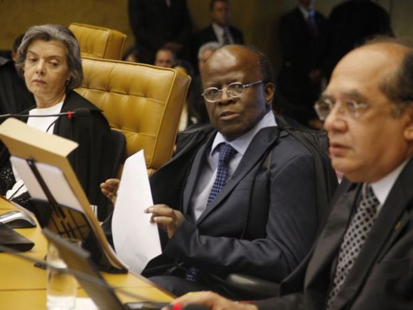 Ministro Joaquim Barbosa entre a ministra Carmem Lcia e o ministro Gilmar Mendes