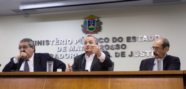 Pedro Taques descarta abrir mo do direito de escolha entre qualquer indicado na lista trplice; Prado pede pelo mais votado