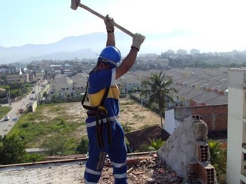 Juiz manda demolir prdio de quatro andares no Aras e autoriza uso de fora policial