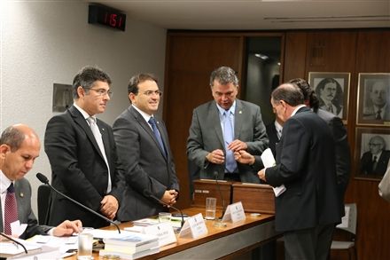 Paulo Teixeira e Marcus Vinicius,  esquerda, acompanham a votao dos senadores na CCJ