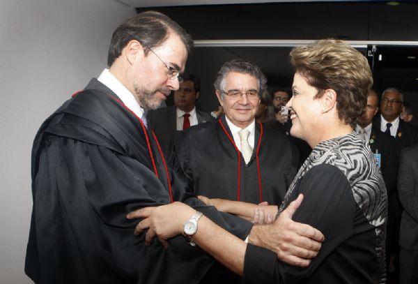 Presidente empossado recebe cumprimentos de Dilma sob os olhares de Marco Aurlio Mello