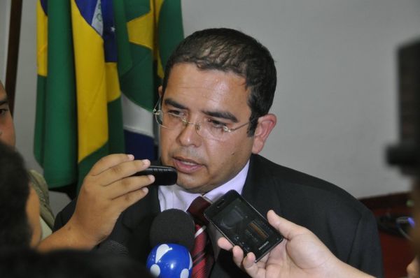 Ex-prefeito Maninho de Barros ter de explicar ao MPE doaes de reas em sua gesto