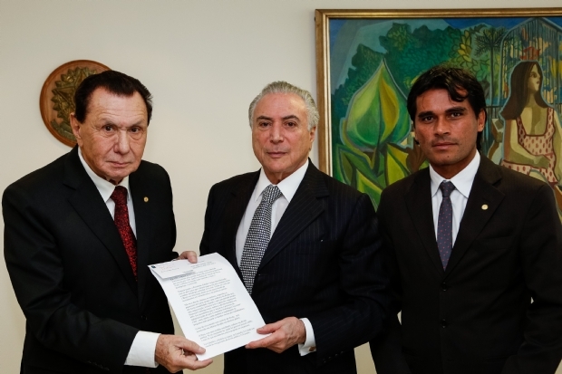 Rogério Silva (d) com o presidente Michel Temer e o deputado federal Carlos Bezerra