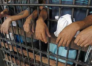 Juza interdita cadeia por insalubridade; investigadores e delegado  dividiam comida com os presos