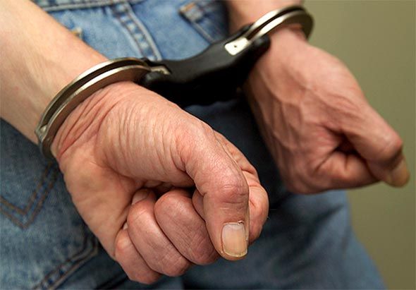 Homem  condenado a 16 anos de priso por prostituir trs irms adolescentes
