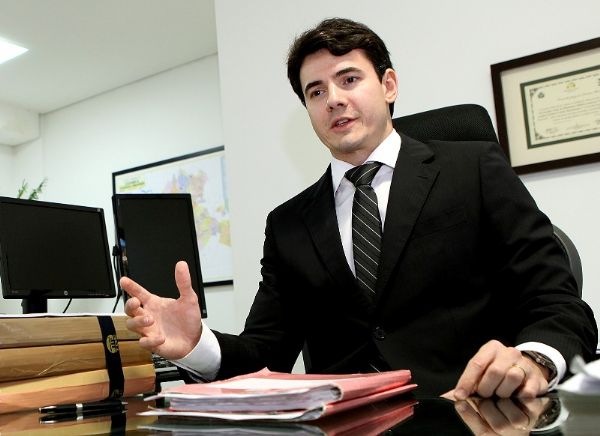 Procurador de contas Gustavo Coelho Deschamps emitiu parecer dizendo que mdicos estariam praticando acumulo de cargos pblicos