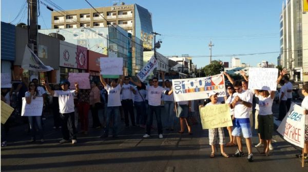Divulgadores da Telexfree protestam contra Justia do Acre nas ruas de Cuiab
