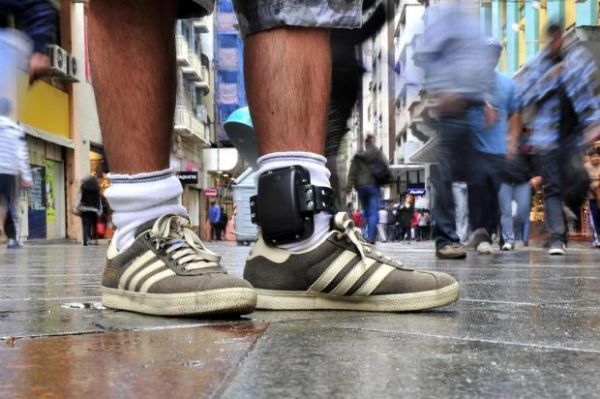 Estado vai economizar R$ 2 mil mensal com cada preso que usar tornozeleira