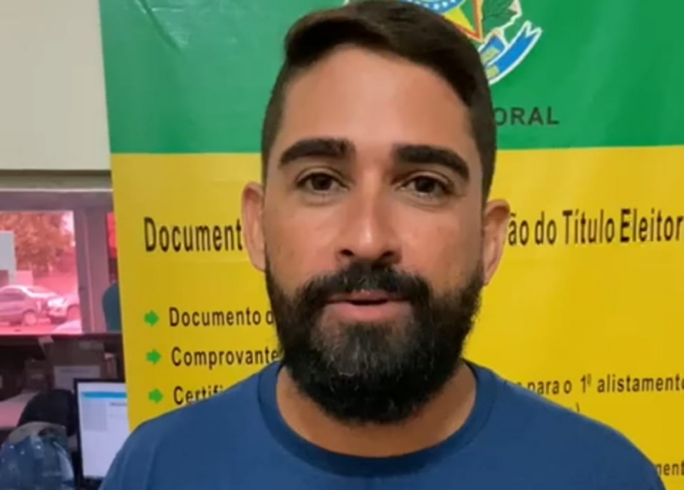 Eleitor que filmou voto em Bolsonaro grava vdeo de retratao, trabalhar como mesrio e pagar multa;   veja vdeo  