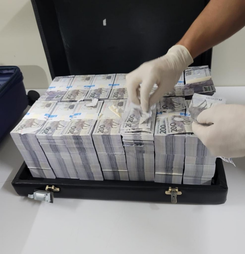 Mulher acusada de falsificar R$ 10 milhes em notas recebe liberdade; trs seguem presos