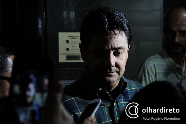 Eder Moraes deixa cadeia e presta depoimento na Defaz na manh de hoje