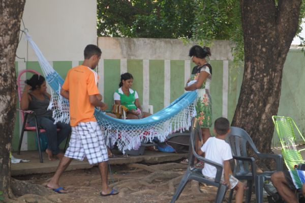 Famlias acampam  espera de cadastro em creches e pr-escolas em Cuiab