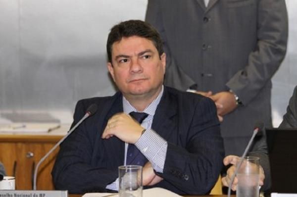 Almino repudia apoio de conselheiro a Alberto de Paula