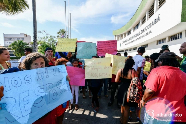 Famlias protestaram em frente  Cmara Municipal ontem (7).