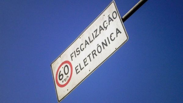 Vereador vai  Justia para anular todas as multas de radares em avenida e pede devoluo de dinheiro