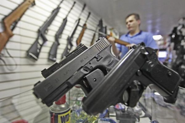Armas compradas por policiais e militares direto do fabricante podem ficar isentas de IPI