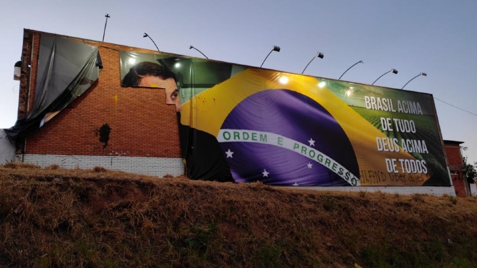 Justia rejeita liminar em ao do PT para retirar outdoors com propagandas de Bolsonaro