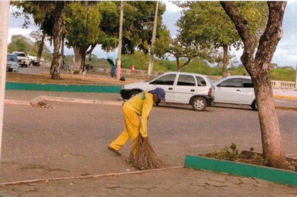 Empresa deve pagar R$ 8 mil de indenizao por obrigar trabalhadores a varrer rua com folhas de coqueiro