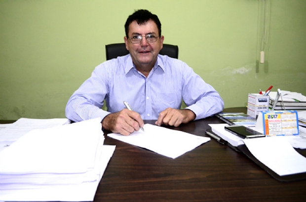 MPE aciona prefeito, pede bloqueio de R$ 1,7 milho e afastamento de secretrio