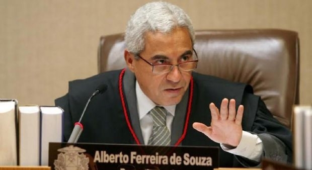 Desembargador Alberto Ferreira entra com pedido de aposentadoria