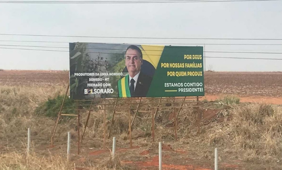 Juza Eleitoral determina retirada de 6 outdoors favorveis a Bolsonaro em apenas um ms