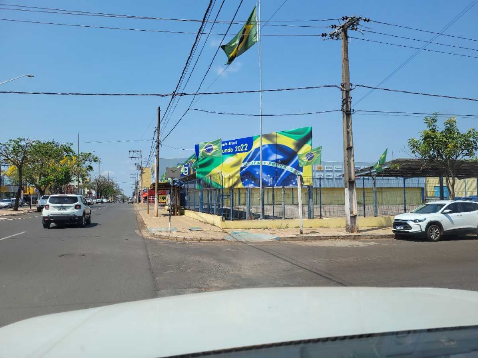 Justia determina retirada de outdoor com bandeira do Brasil e nmero de Bolsonaro em destaque