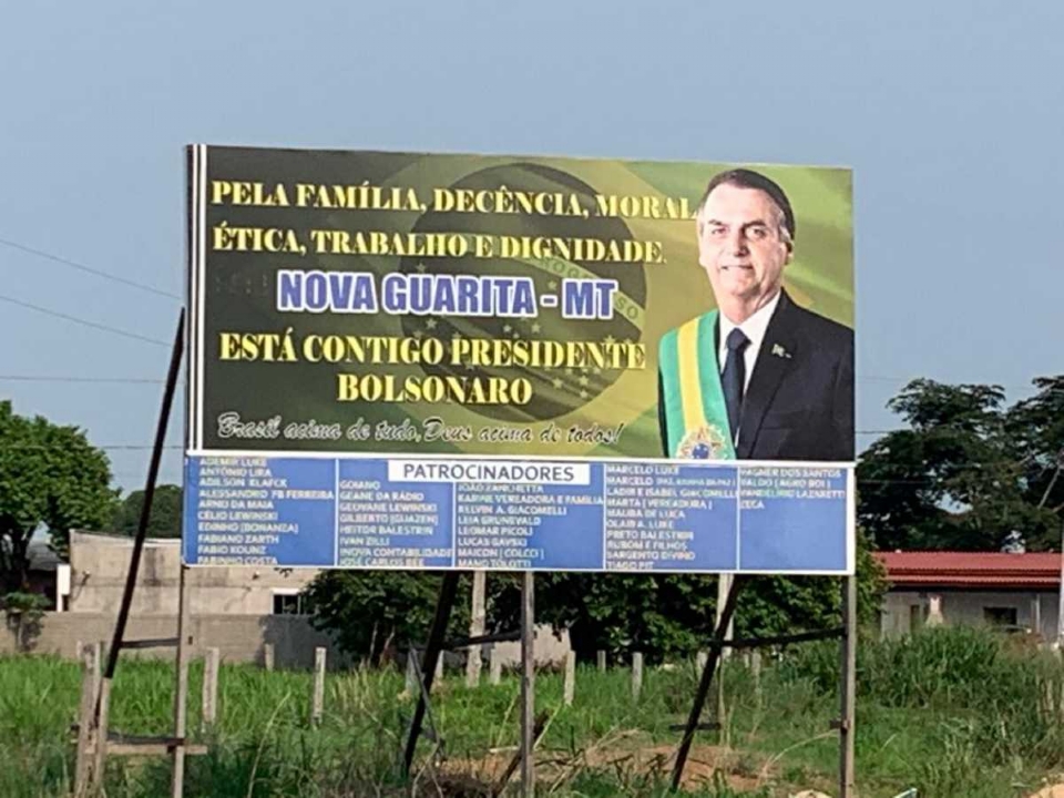 Justiça determina remoção de outdoor com foto de Bolsonaro em entrada de cidade