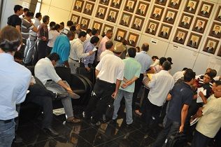 Candidatos enfrentam fila ao retirar certidões para registrar candidatura