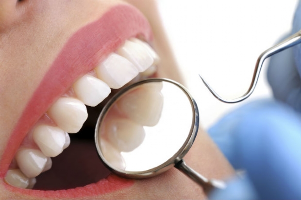 Centro odontológico é condenado por implantar dente 'enorme' e com cor diferente