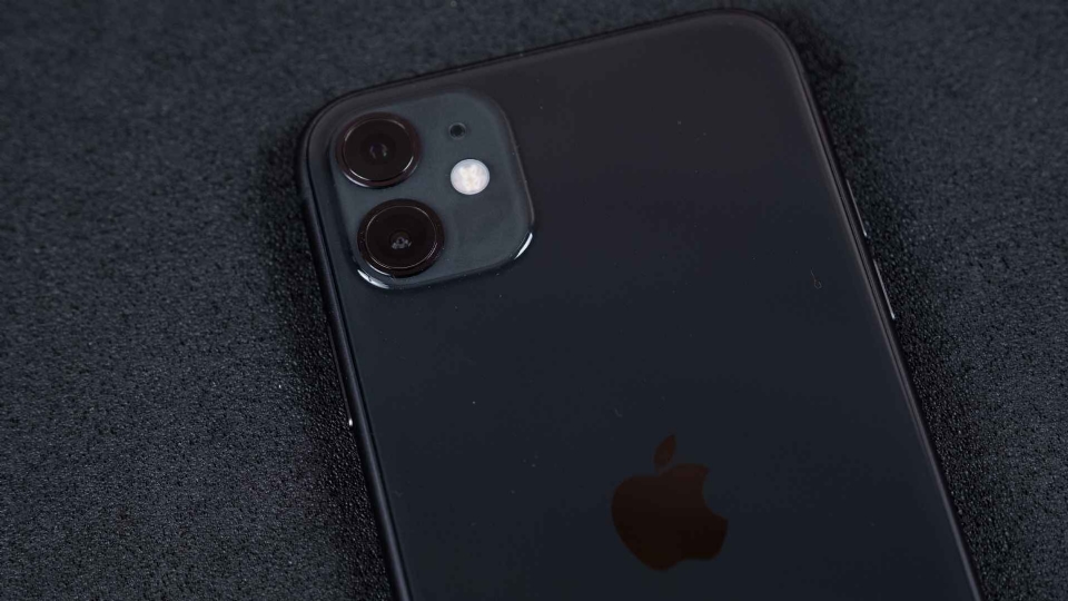 Juiz condena Apple a indenizar cliente aps iPhone a prova dgua dar defeito por contato com lquido