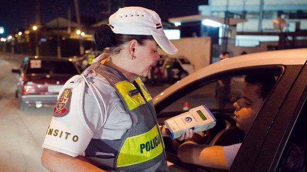 Policial realiza blitz da Lei Seca, em So Paulo