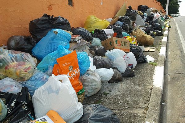 Para no prejudicar a populao, Justia manda retomar coleta de lixo