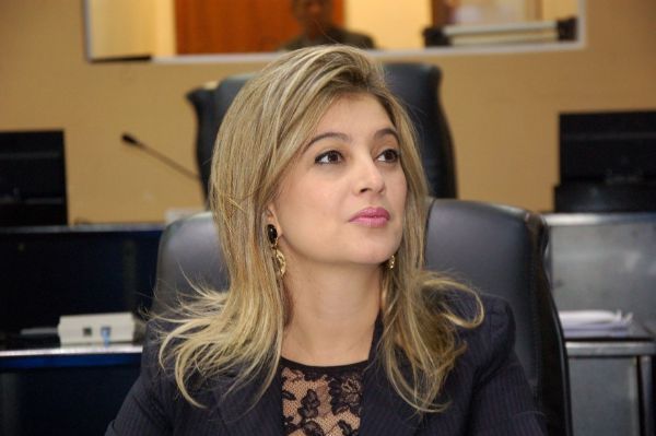 Delegada confirma investigao que apura repasse ilegal de R$ 700 mil a Luciane Bezerra