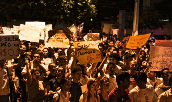 Protesto contra a corrupo suspende expediente do Tribunal e Frum de Cuiab