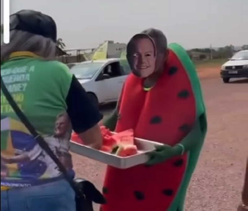 Justia Eleitoral mantm propaganda que liga pessoa vestida de melancia a Wellington Fagundes