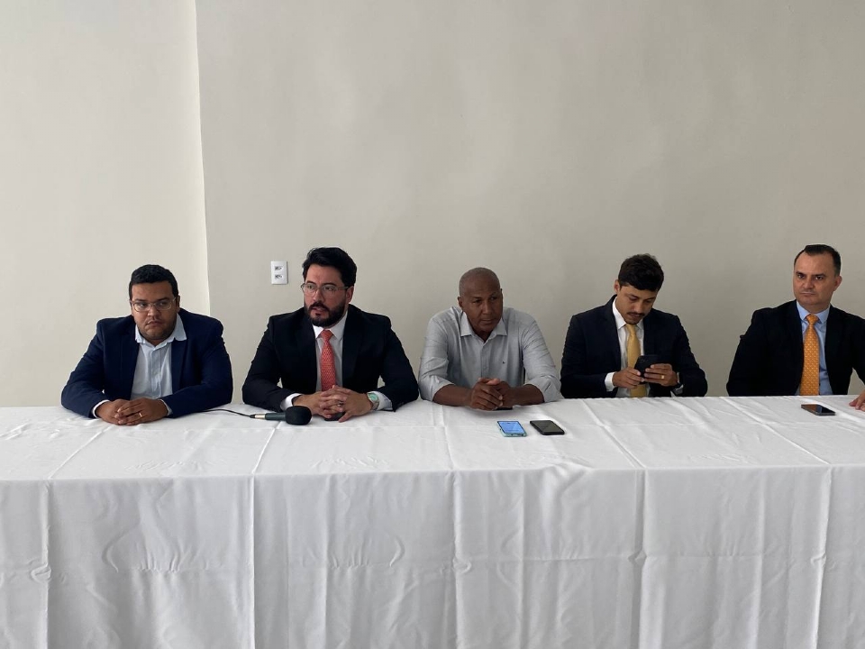 Da esquerda para a direita: advogado Gustavo Oliveira, perito Sérgio Hernandes, Coronel Leovaldo, advogados Wanderley Silva e Raul Marcolino