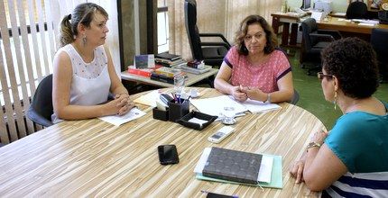 Servidoras do TRE-MT Isabela Nspoli e Zeneide Alencar durante reunio com a reitora da UFMT Maria Lcia Cavalier Neder