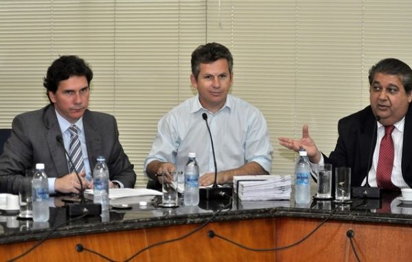O procurador-geral de Cuiab, Rogrio Gallo, o prefeito Mauro Mendes e o procurador-geral de Justia, Paulo Prado em reunio para repactuar TACs