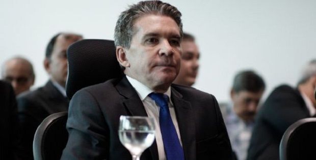 Proibido de entrar no TCE, Sérgio Ricardo tenta destituir conselheiro que o denunciou
