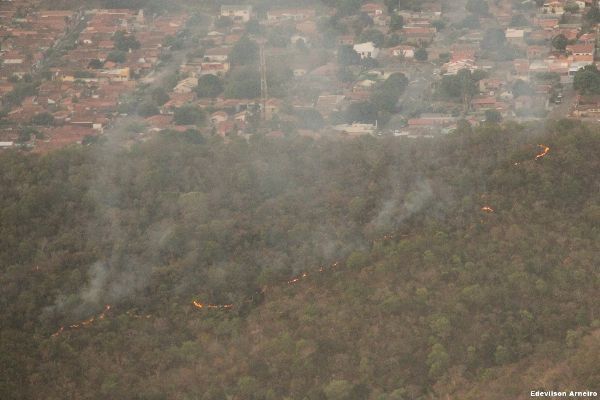 MPE bloqueia R$50 mil para abastecer aeronave que combate incndio no Parque Serra Azul